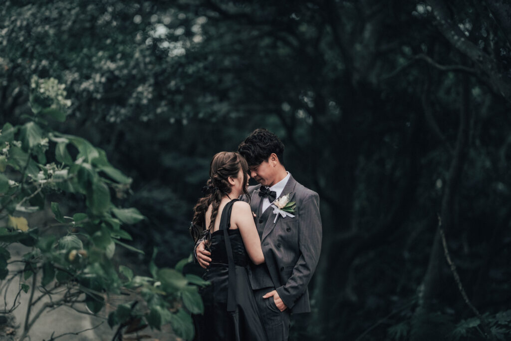 鵜原理想郷の森の中での深呼吸シーンのウェディングフォト