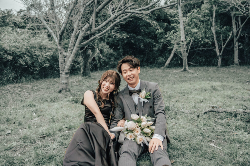 鵜原理想郷の自然の中で笑い合うカップルのウェディングフォト