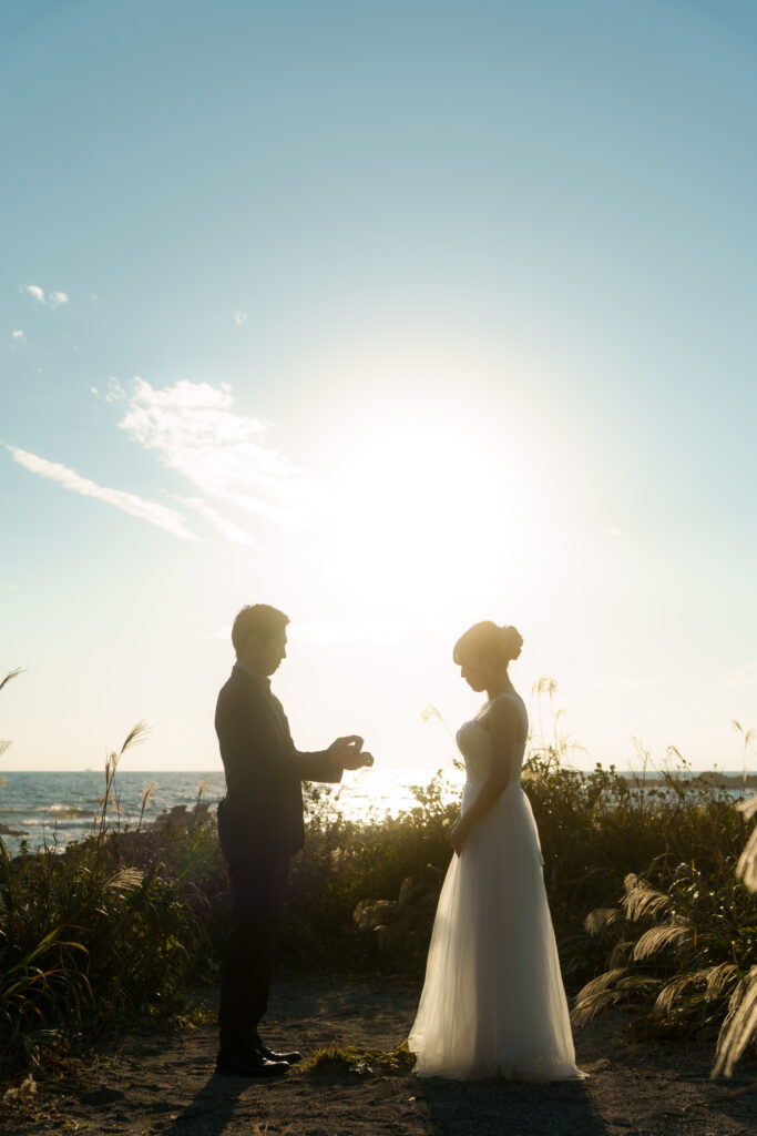 城ヶ島の夕焼けをバックにしたウェディングフォトのシルエット