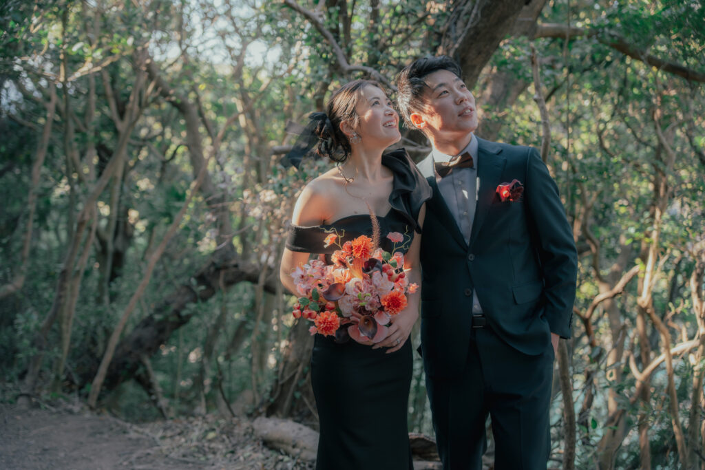 和歌山・宮崎の鼻で何かを見つけるカップルのフォトウェディング