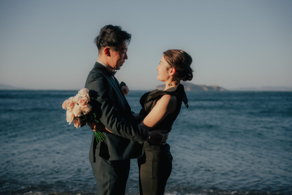 和歌山・宮崎の鼻の海辺で戯れるカップルのフォトウェディング