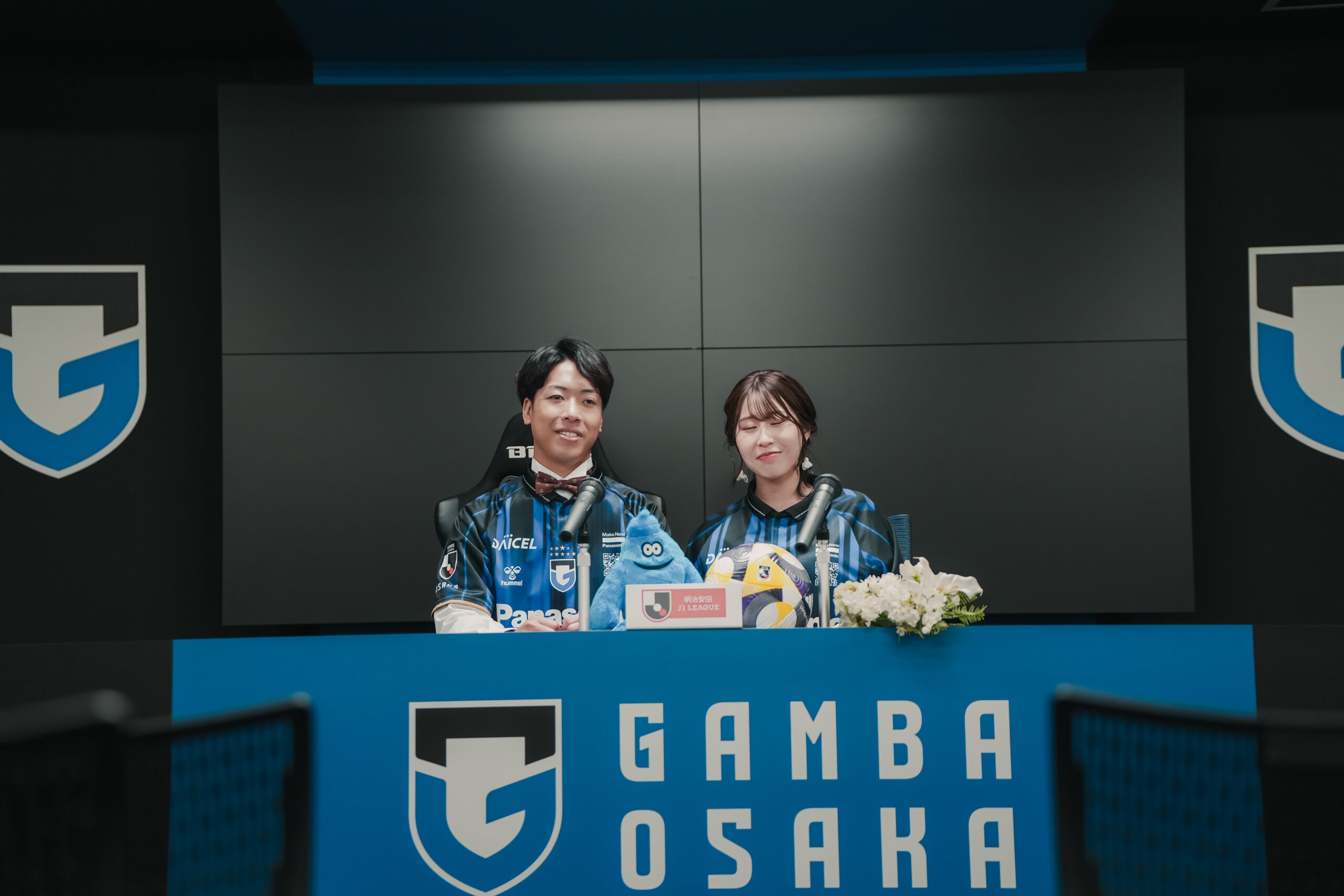 スタジアムでの会見風写真